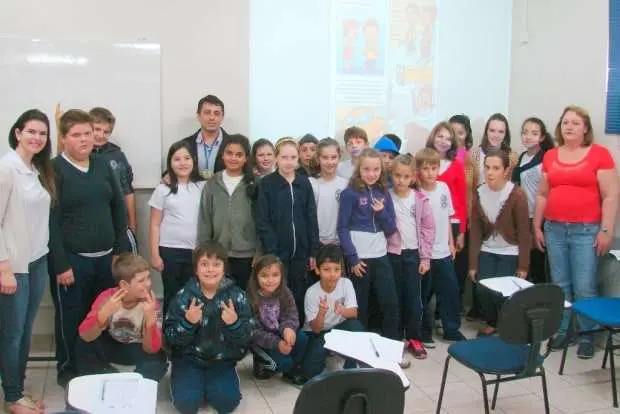 Um grupo de alunos de São Bento Baixo visitou a Auto Escola América para palestra sobre a semana do trânsito.