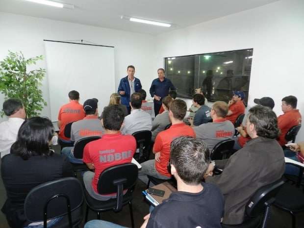 Marcelo Branco: Fretta comandou um grupo que saneou as contas da entidade e agora já está com novos projetos 2 O Deputado Estadual Doia Guglielmi (PSDB) esteve com Marco Spillere nesta segunda-feira na empresa Fundição Nobre. Spillere apoia a reeleição de Guglielmi. Na ocasião eles conversaram com os funcionários para mostrar a importância do Sul do Estado manter sua representatividade na Assembleia Legislativa.