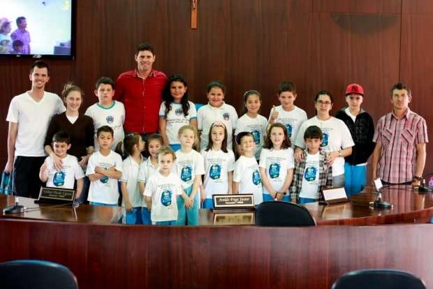 Marcelo Branco: Fretta comandou um grupo que saneou as contas da entidade e agora já está com novos projetos 5 O vereador Eloir Biro-Biro Minatto (PSD) que assumiu a presidência da Câmara de Vereadores por um mês, com um grupo de alunos de Vila Maria que  recentemente foi conhecer o poder legislativo neoveneziano.