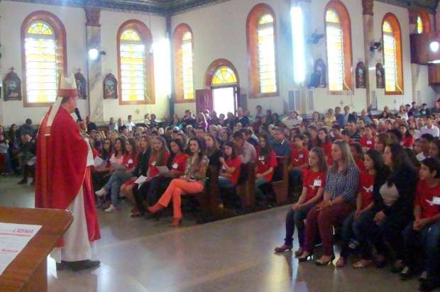 Jovens são crismados em Nova Veneza