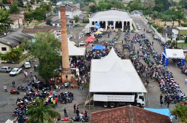 O II Moto Veneza recebeu, no último domingo, mais de mil motociclistas vindos de toda a região Sul do Estado. Shows gratuitos animaram o grande público que compareceu. Toda o lucro do bar foi destinado à Apae do município.