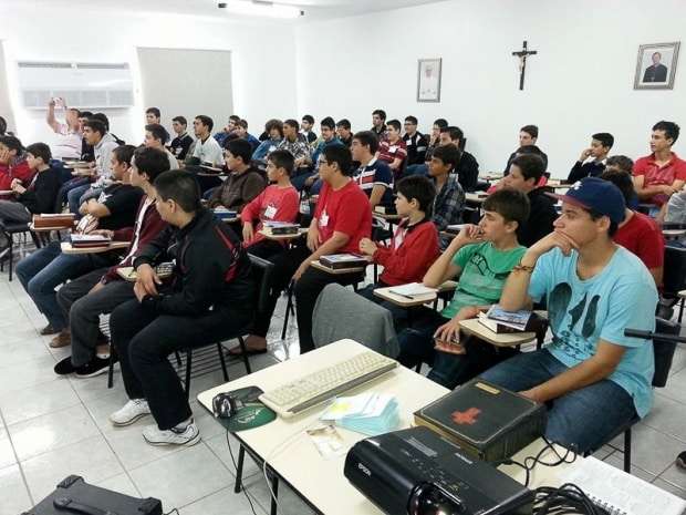 Mais de 50 jovens participam de retiro vocacional neste fim de semana