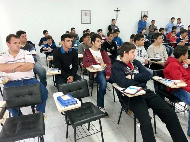 Mais de 50 jovens participam de retiro vocacional neste fim de semana