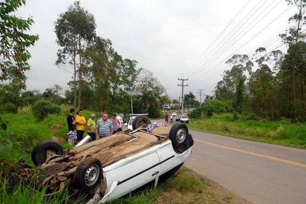 Condutor perde controle da direção e capota na Rua Lucas Peruchi 1 Condutor perde controle da direção e capota na Rua Lucas Peruchi