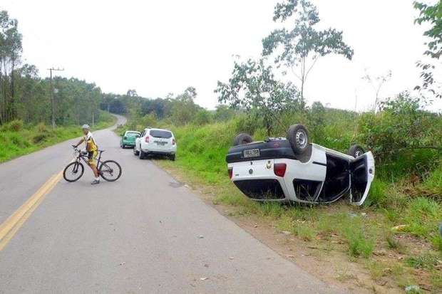 Condutor perde controle da direção e capota na Rua Lucas Peruchi 2 Condutor perde controle da direção e capota na Rua Lucas Peruchi