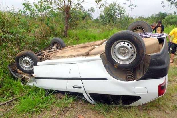 Condutor perde controle da direção e capota na Rua Lucas Peruchi 3 Condutor perde controle da direção e capota na Rua Lucas Peruchi