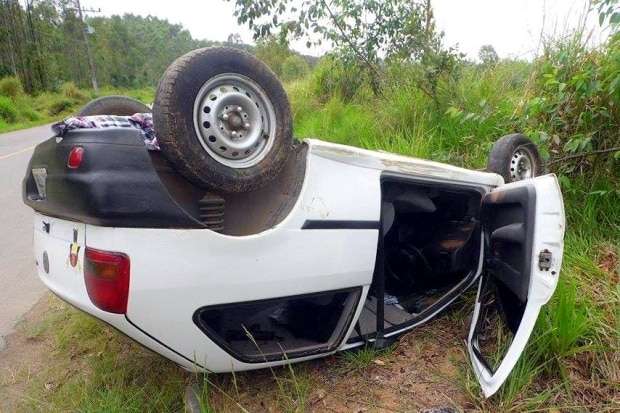 Condutor perde controle da direção e capota na Rua Lucas Peruchi 4 Condutor perde controle da direção e capota na Rua Lucas Peruchi