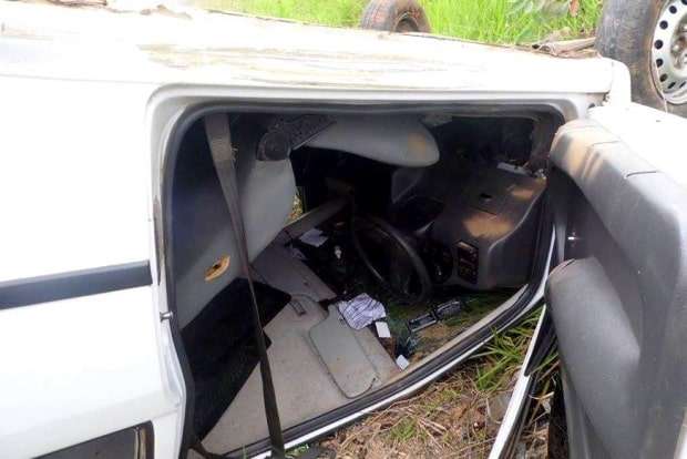 Condutor perde controle da direção e capota na Rua Lucas Peruchi 5 Condutor perde controle da direção e capota na Rua Lucas Peruchi