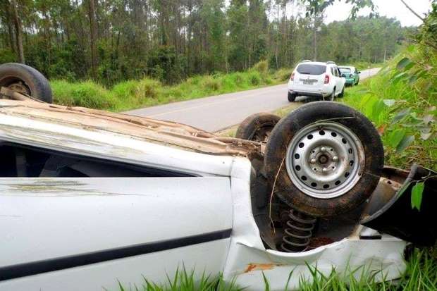 Condutor perde controle da direção e capota na Rua Lucas Peruchi 6 Condutor perde controle da direção e capota na Rua Lucas Peruchi