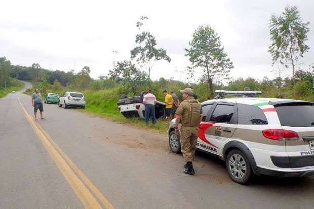 Condutor perde controle da direção e capota na Rua Lucas Peruchi 7 Condutor perde controle da direção e capota na Rua Lucas Peruchi