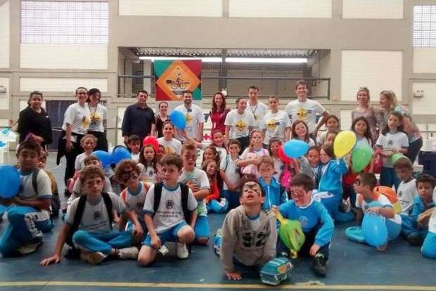 Marcelo Branco: Estou estudando mudanças nas colunas 3 Na Semana Nacional de Trânsito de 2014 a  Auto Escola América de Nova Veneza com o objetivo conscientizar as crianças para um trânsito seguro, reuniu um grupo de crianças das escolas municipais  para a palestra: “Trânsito: Atitudes que fazem a diferença”. Na semana seguinte, em parceria com o SEST / SENAT, as crianças aprenderam a importância de obedecer a legislação e exercer um papel consciente no trânsito.  Ao final das palestras receberam a carteira do Detran Junior. Bela iniciativa.