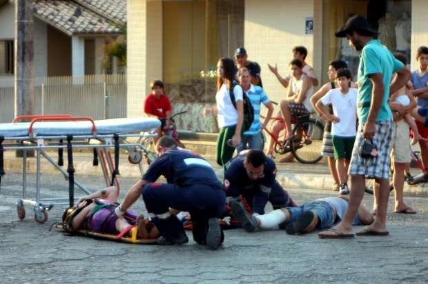 Corsa corta frente de moto e dois ficam feridos