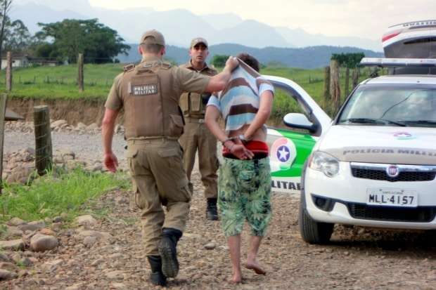 Dois são detidos após fugirem de abordagem da PM