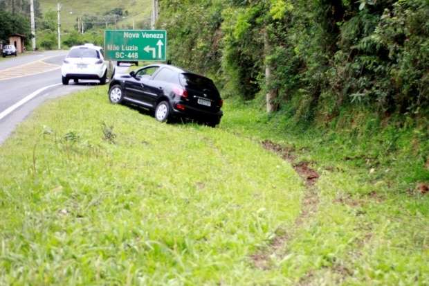 Peugeot 207 sai da pista após condutor perder o controle do veículo