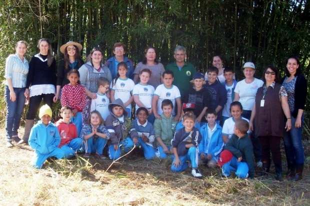 Marcelo Branco: Estou estudando mudanças nas colunas 4 No último dia 22 de setembro a ADISI em comemoração ao dia da árvore, fez oficina de plantio do Projeto Ingabiroba com a Escola Municipal Augusto Mondardo de São Bento Alto, Nova Veneza. Na ocasião foram plantadas 80 mudas nativas nas margens do rio são bento na propriedade do Sr. Daicio mondardo e distribuídas 60 mudas para os alunos. O projeto ingabiroba nasceu em 2009, fazendo campanhas de conscientização, incentivando recuperações de áreas degradadas, afastamento das lavouras de arroz de rios, córregos e nascentes. Durante estes 5 anos foram plantadas aproximadamente 8.000 mil mudas de arvores nativas em 8hectares de áreas distribuídas no município de Nova Veneza e Forquilhinha. Todas estas áreas pertencem a associados da ADISI.