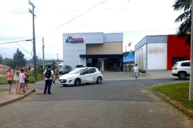 No Caravaggio Honda 150 Bros colide em Peugeot 308 1 No Caravaggio Honda 150 Bros colide em Peugeot 308