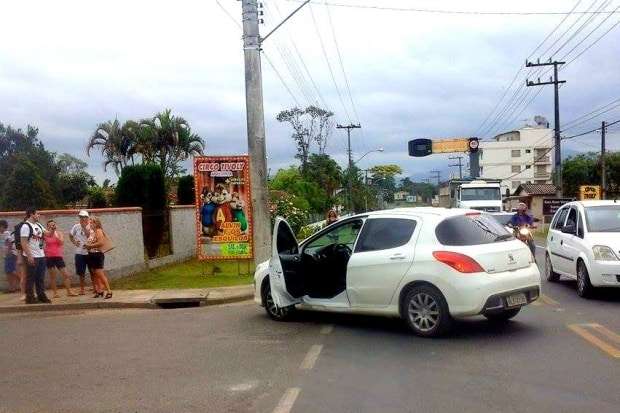 No Caravaggio Honda 150 Bros colide em Peugeot 308 4 No Caravaggio Honda 150 Bros colide em Peugeot 308