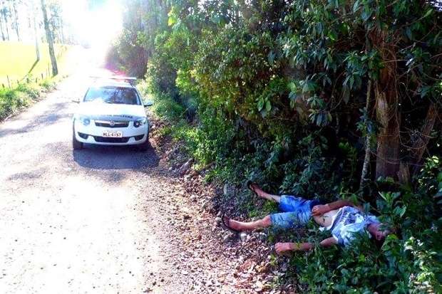 Após sair da pista e bater o carro, homem abandona veículo e tem mal súbito