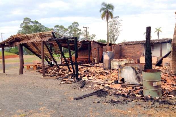 Incêndio destrói sede do CTG Fronteira da Serra 1 Incêndio destrói sede do CTG Fronteira da Serra