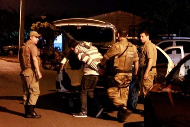 PM realiza operação de combate ao tráfico e consumo de drogas em bares de Nova Veneza