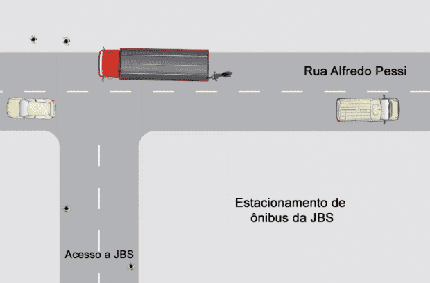 Condutor colide Biz na traseira de caminhão estacionado