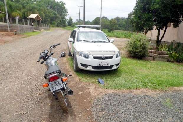 Jovem foge de abordagem da PM e ainda tenta atropelar policiais