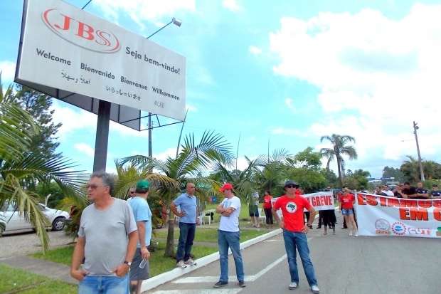 Funcionários da JBS de Nova Veneza aderem a greve das agroindústrias 1 Funcionários da JBS de Nova Veneza aderem a greve das agroindústrias