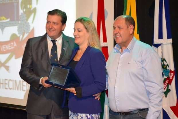 Prefeitura reconhece empreendedores com premiação 54 Prefeitura reconhece empreendedores com premiação