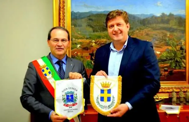 Já na terça-feira, 02, o Prefeito Evandro Gava assinou um pacto de amizade com a cidade de Conegliano. A intenção é realizar troca de tecnologias entre os municípios.