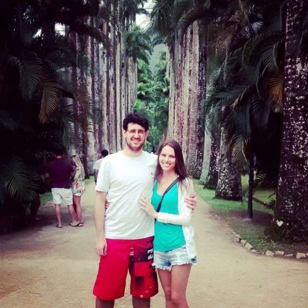 Rafael Marangoni Spillere e Luize Milanez em passeio pelo Jardim Botânico do Rio de Janeiro.