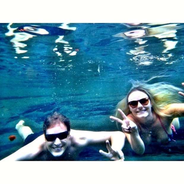 Aroldo Frigo Jr e Marília Ghislandi Spillere curtindo um banho de rio.