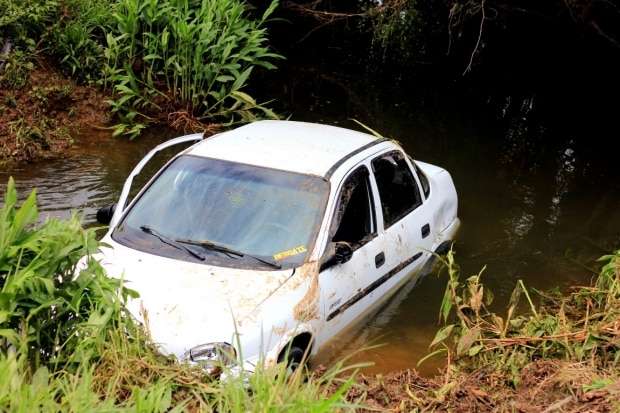 No São José, carro sai da pista e cai dentro do Rio Dândalo 2 _MG_3700