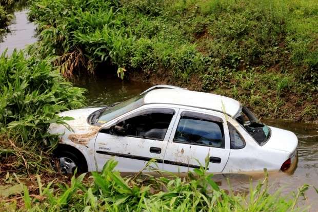 No São José, carro sai da pista e cai dentro do Rio Dândalo 3 _MG_3702