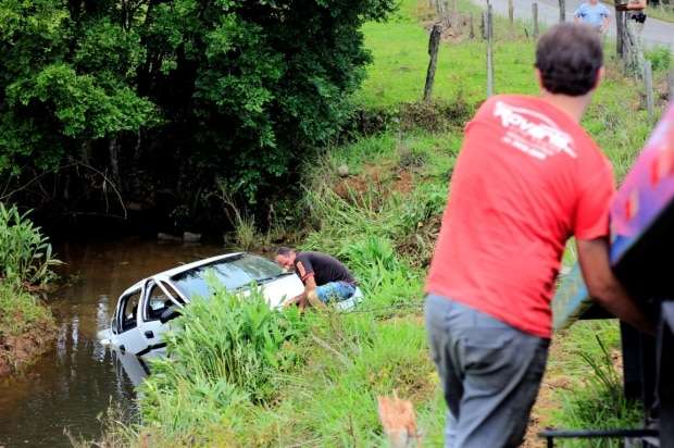 No São José, carro sai da pista e cai dentro do Rio Dândalo 4 _MG_3707