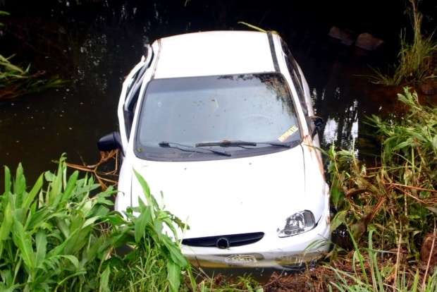 No São José, carro sai da pista e cai dentro do Rio Dândalo 7 SAM_2153_1