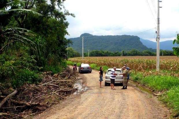 Corsa colide na traseira de Corolla em Rio Cedro Médio 1 Corsa colide na traseira de Corolla em Rio Cedro Médio