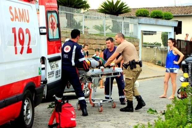 Motociclista cai depois de subir no canteiro central da Avenida José Rochi