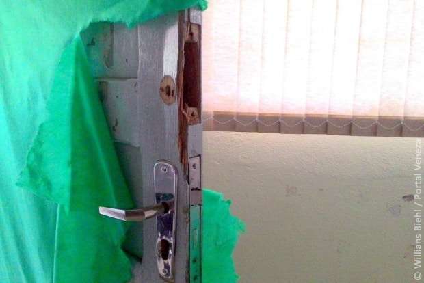 Depois de furtarem aparelhos de ar condicionado em escola, ladrões ainda "tiram onda" 1 Depois de furtarem aparelhos de ar condicionado em escola, ladrões ainda "tiram onda"