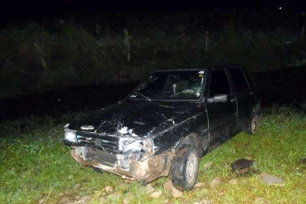 Uno sai da pista e quase cai dentro de rio no Guarapari