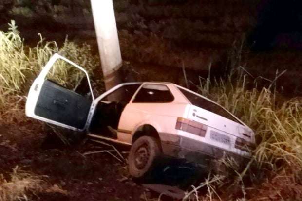 No Jardim Florença, carro sai da pista e bate em poste 1 No Jardim Florença, carro sai da pista e bate em poste