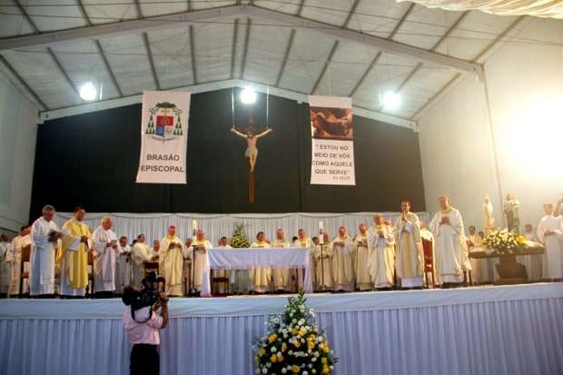 Dom Onécimo Alberton recebe o ministério episcopal
