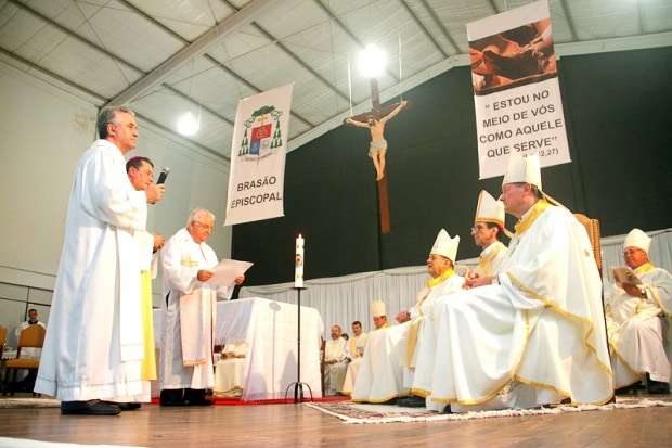 Dom Onécimo Alberton recebe o ministério episcopal