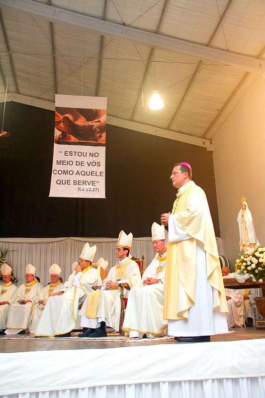 Dom Onécimo Alberton recebe o ministério episcopal