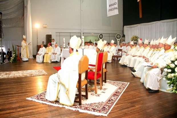 Dom Onécimo Alberton recebe o ministério episcopal