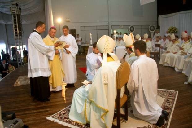 Dom Onécimo Alberton recebe o ministério episcopal