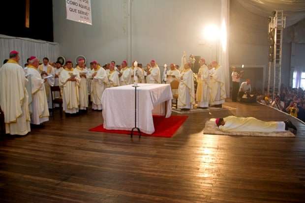 Dom Onécimo Alberton recebe o ministério episcopal