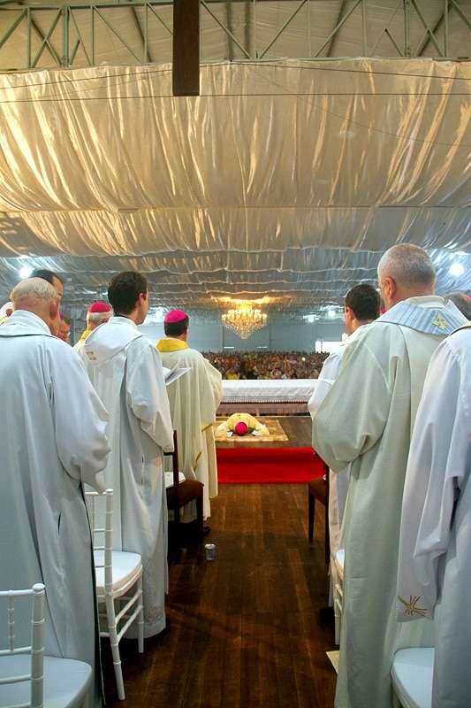 Dom Onécimo Alberton recebe o ministério episcopal