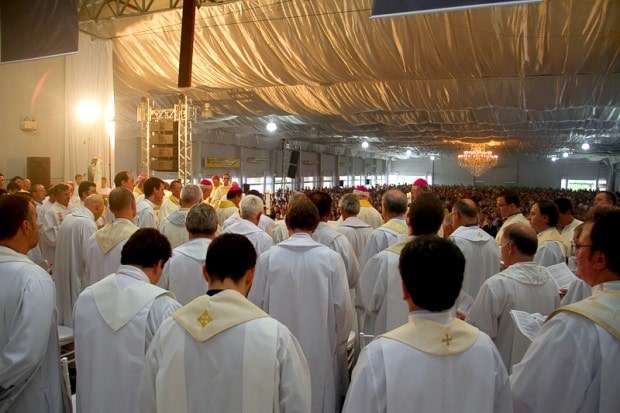 Dom Onécimo Alberton recebe o ministério episcopal