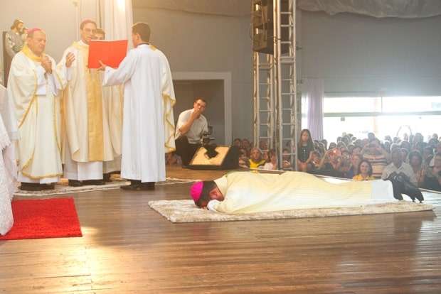 Dom Onécimo Alberton recebe o ministério episcopal