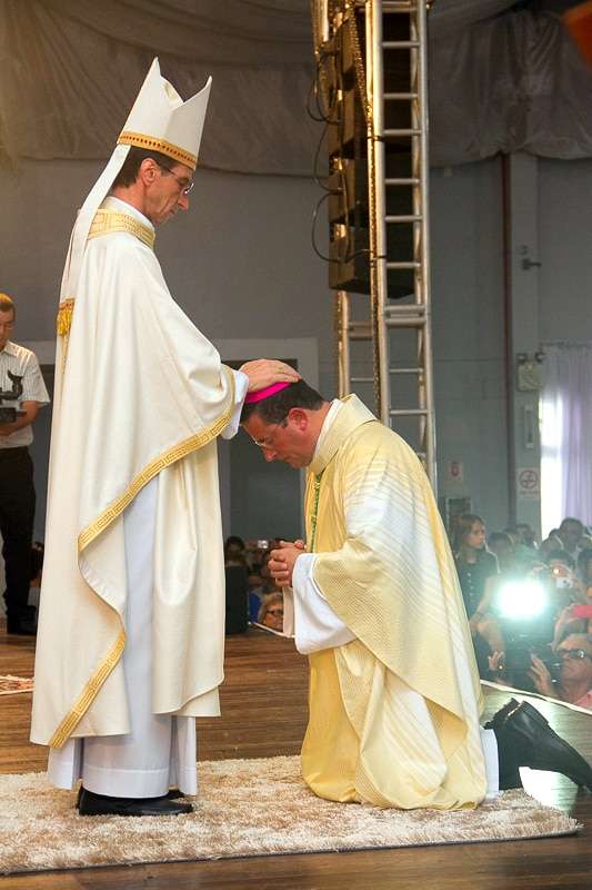 Dom Onécimo Alberton recebe o ministério episcopal